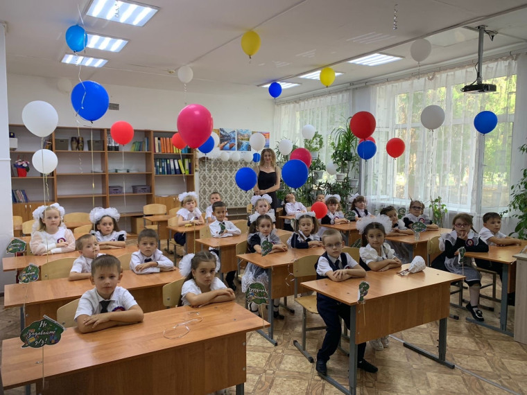 Волненье, радость, ожиданье — Всё в этом дне слилось не зря! Для всех особый он и важный - День знаний! 1 сентября!.